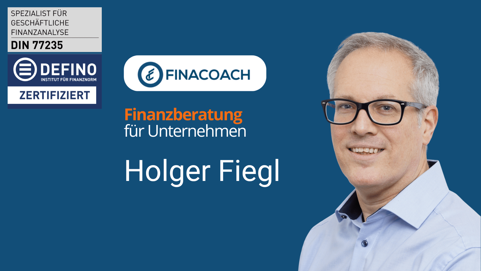 Holger Fiegl - Portraet vor blauem Hintergrund - Blick nach links zum Schriftzug FINACOACH fuer Firmenkunden und DIN 77235 Zertifikat