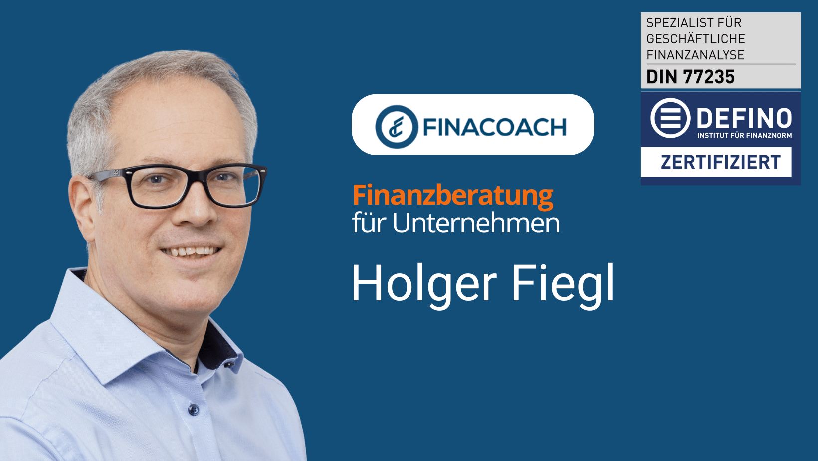 Holger Fiegl - Portraet vor blauem Hintergrund - Blick nach rechts zum Schriftzug FINACOACH fuer Firmenkunden und DIN 77235 Zertifikat